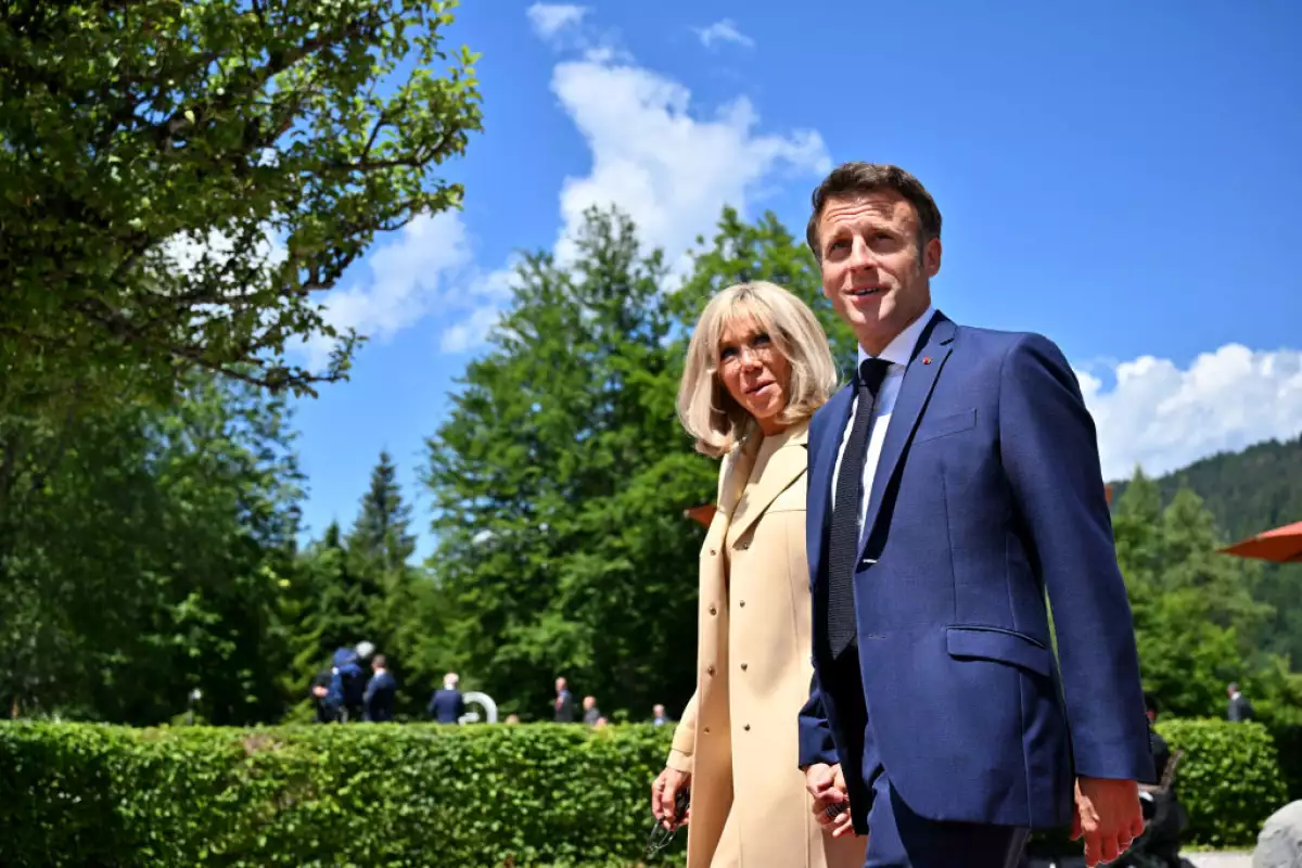 La relación de Brigitte y Emmanuel Macron empezó como un abuso y aquí te decimos por qué
