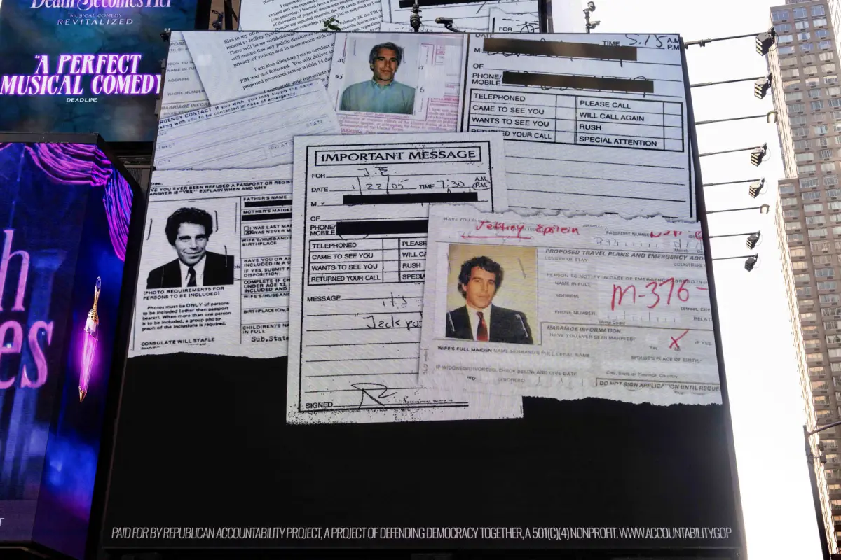 Una valla publicitaria en Times Square pide la publicación de los archivos de Epstein el 23 de julio de 2025 en la ciudad de Nueva York.