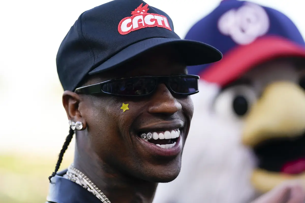 Travis Scott es liberado sin cargos tras ser detenido en hotel de lujo en París