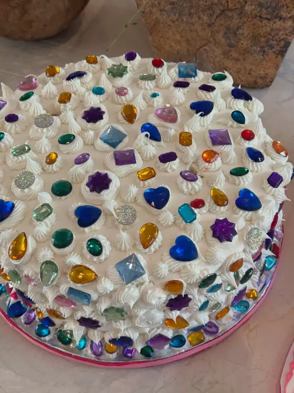 KYLIE-BDAY-CAKE.jpg