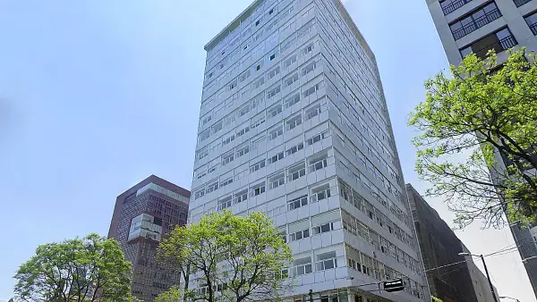 Carso Alameda se ubica en avenida Juárez 52, frente a la Alameda Central y a unos pasos del Palacio de Bellas Artes.