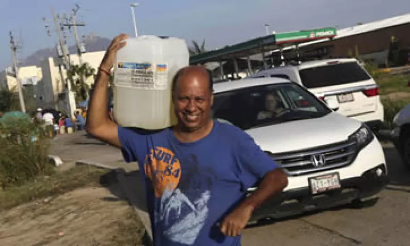 Habitantes de Los Cabos hacen filas para adquirir combustibles en las estaciones de Pemex. (Foto: Reuters)