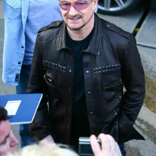 Bono y los demás integrantes de U2 firmaron autógrafos a los fans que por más de seis horas los esperaron afuera del Hotel Chateau Marmont en Hollywood, California.