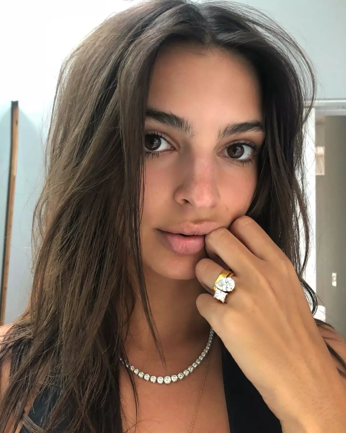 Emrata transforma su anillo de compromiso en "anillos de divorcio".