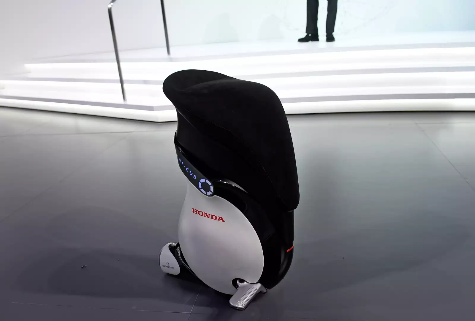 No es un pingüino, es una motocicleta de concepto, la Uni Cub, de Honda.