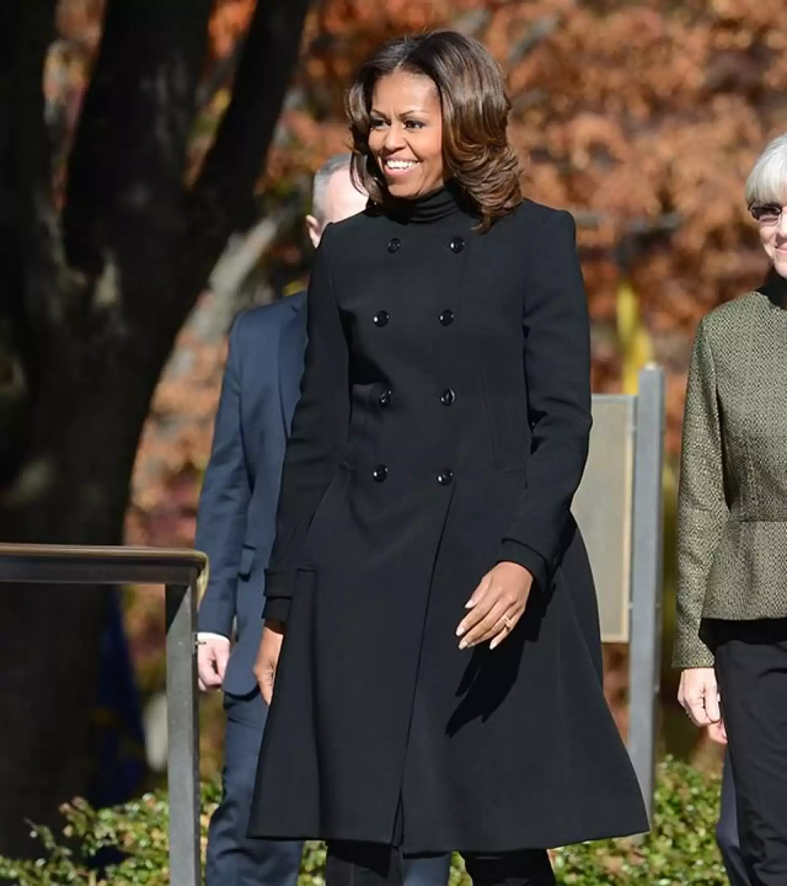 Con un largo abrigo negro, Michelle se tapa del frío de Arlington, Virginia.