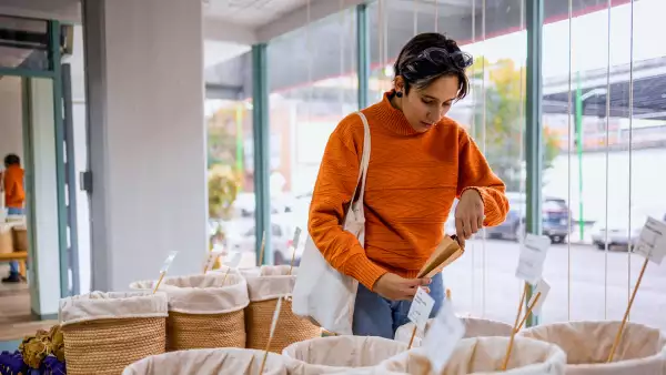(Mujer comprando productos a granel)