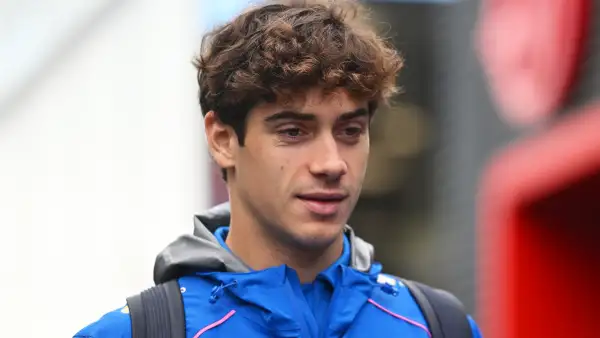 El piloto argentino Franco Colapinto con una chamarra azul y una mochila negra puesta.