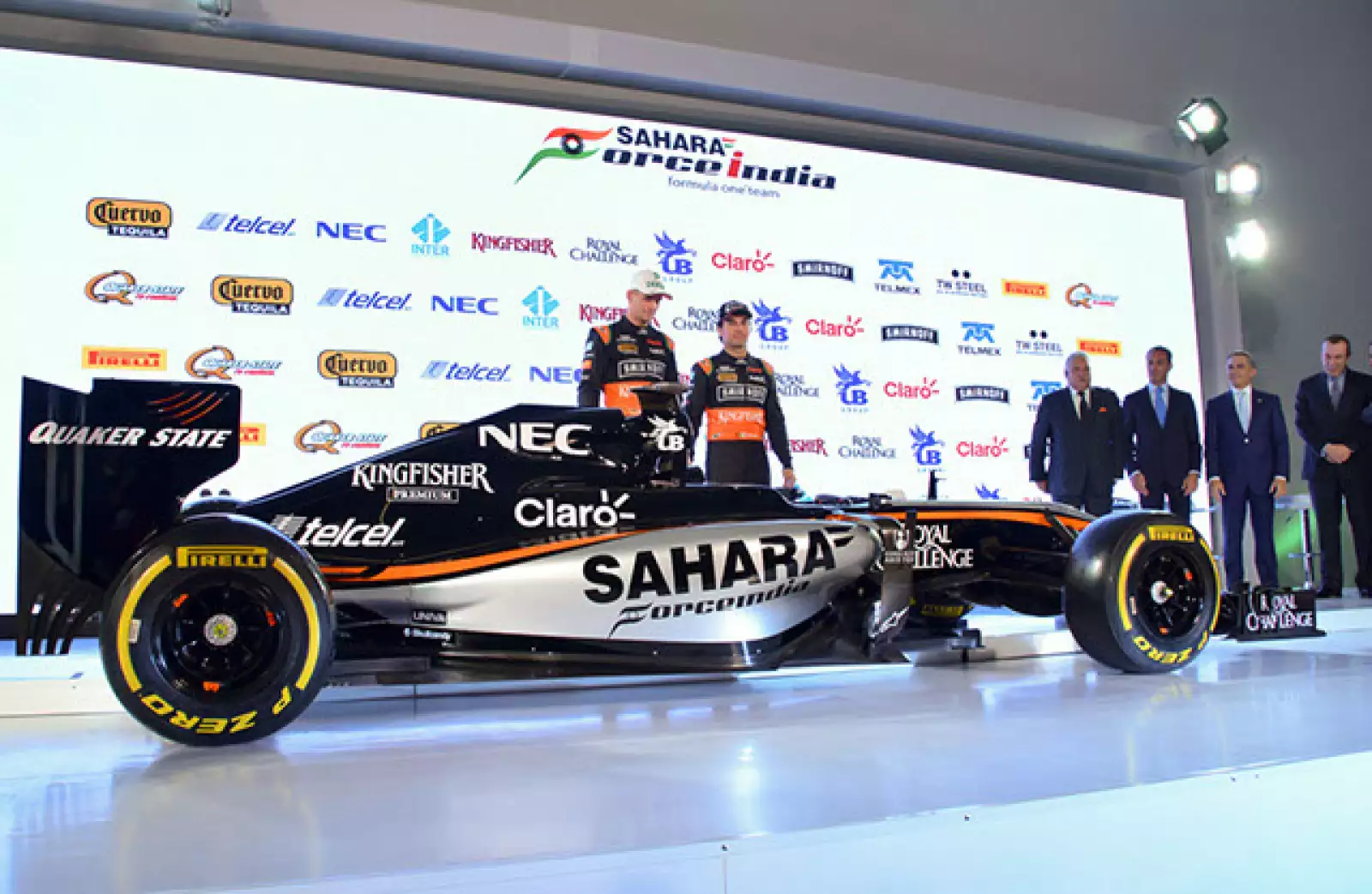 Checo Pérez y Nico Hulkenberg develan el nuevo auto del equipo Sahara Force India.
