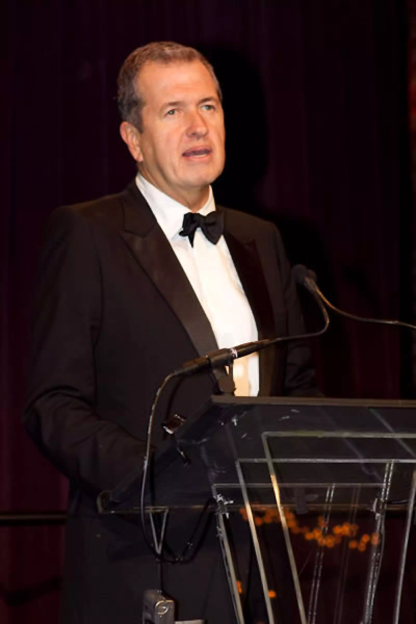 Por sus logros artísticos, el fotógrafo peruano Mario Testino recibió este reconocimiento.