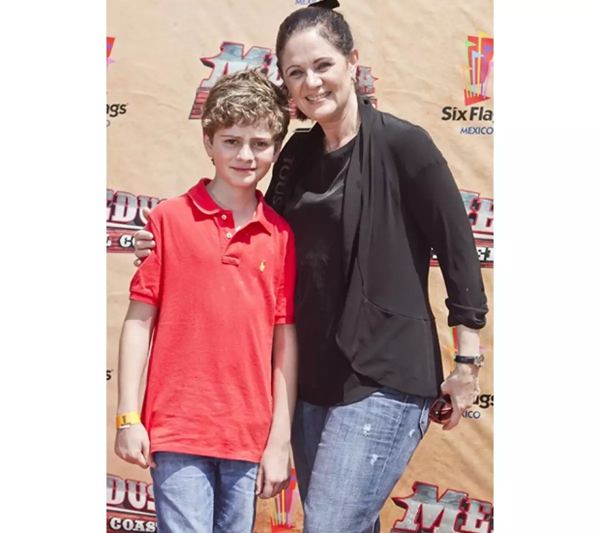 Erika Buenfil no perdió la oportunidad de llevar a su pequeño a la inauguración.