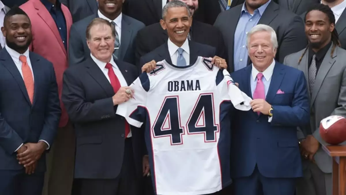 El presidente Barack Obama junto al entrenador de los Patriotas Bill Bellichick (a su derecha) y el dueño del equipo, Robert Kraft (a su izquierda)