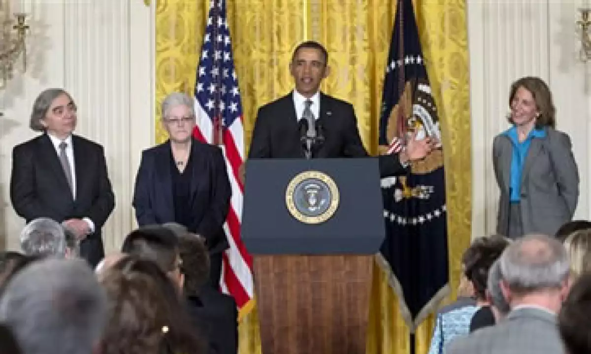 Mathews (extremo derecho) fue también subdirectora de la Oficina Presupuestaria del Congreso durante el Gobierno de Bill Clinton. (Foto: AP)