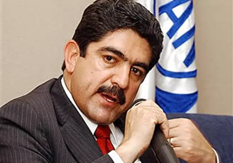 Si Calderón vence la tentación de designar a su sucesor, el PAN aún tiene oportunidad de retener la Presidencia, dice Manuel Espino. (Foto: AP)