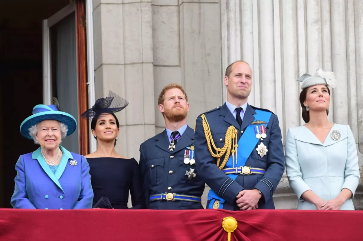 Reina Isabel II, Meghan Markle, príncipe Harry, príncipe William y Kate Middleton