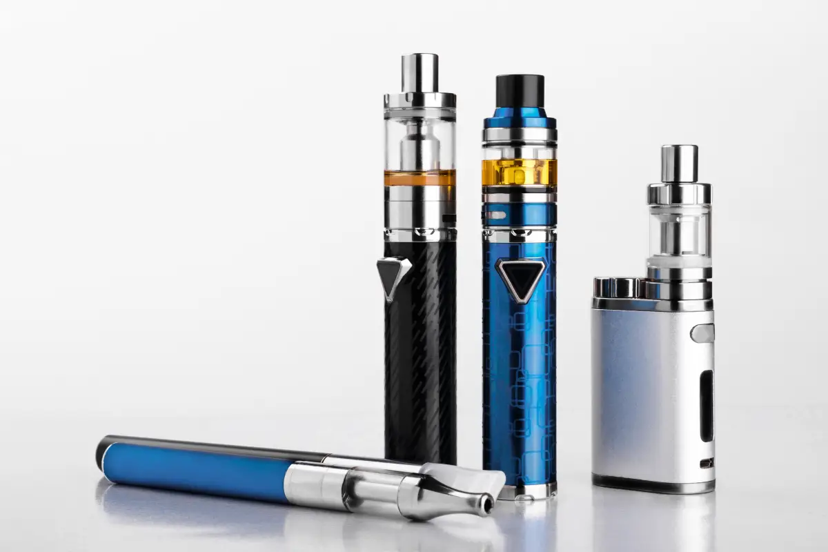 Los vapeadores son dispositivos que funcionan con batería. A través de una resistencia calientan el líquido, que se convierte en un vapor que la persona inhala. (iStock)