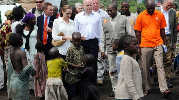Jolie viaja por el mundo promoviendo acciones humanitarias cuando no está en los sets de grabación. Aquí con niños en la República Democrática del Congo.