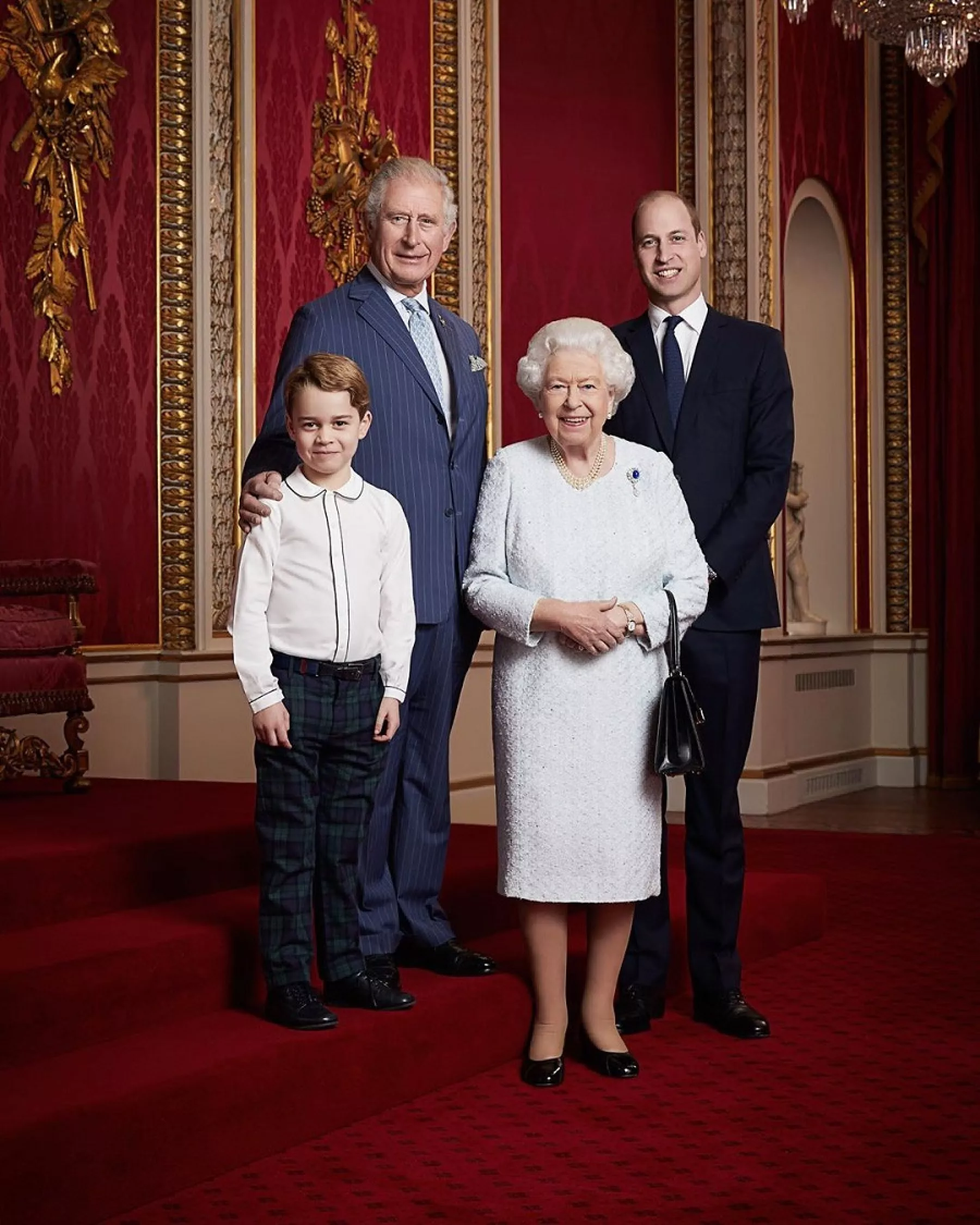 Príncipe Carlos, príncipe William, príncipe George y la reina Isabel II