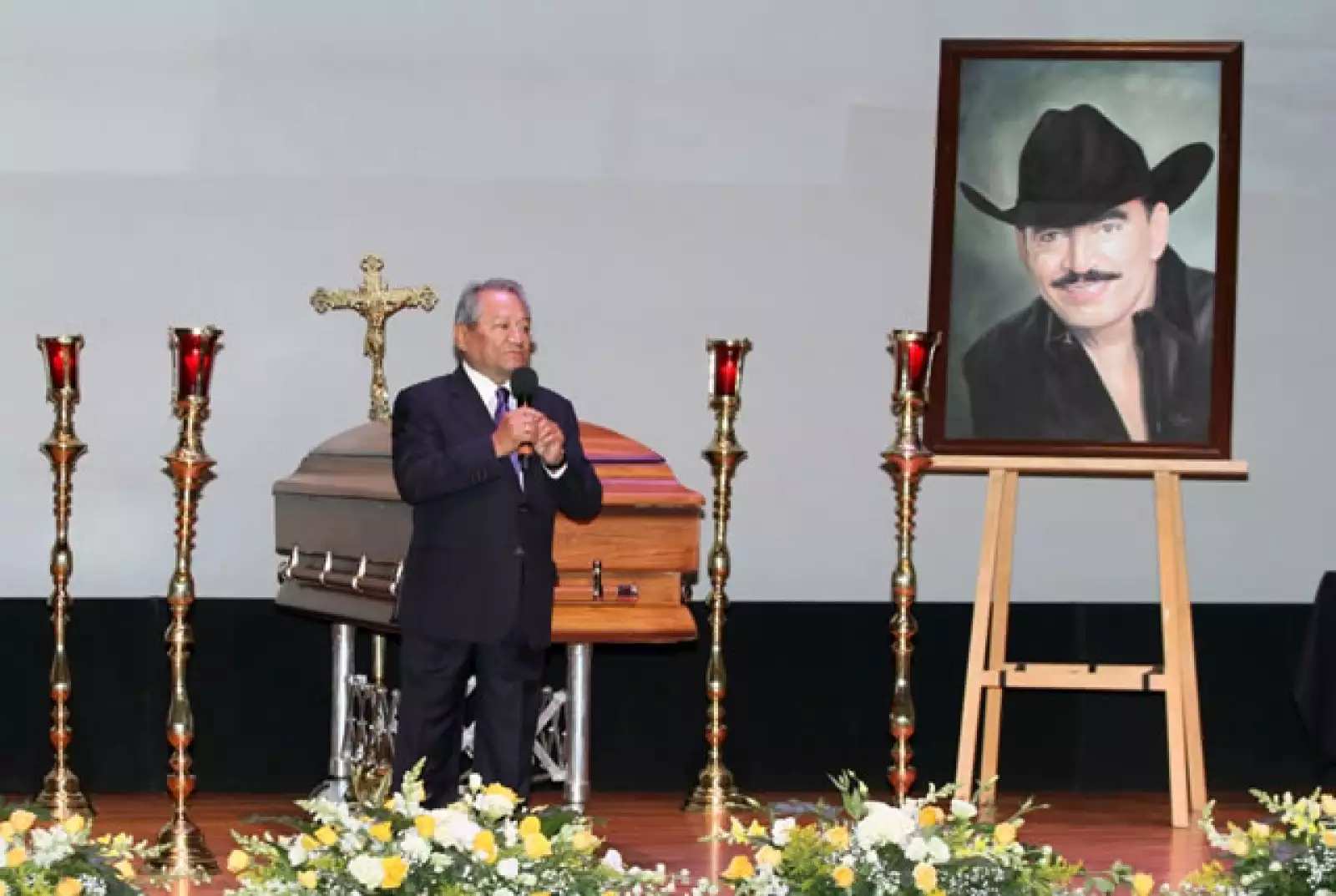 El cantautor Armando Manzanero ofreció también unas palabras a Joan Sebastian.