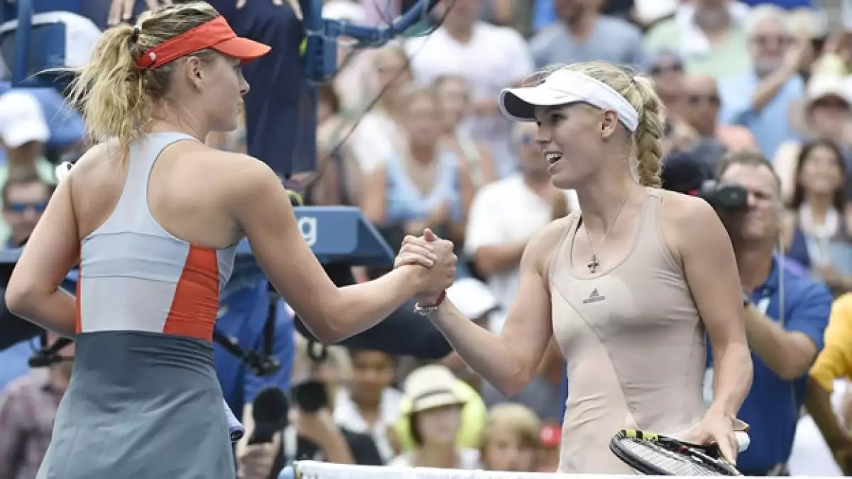 La rusa Maria Sharapova (izquierda) saluda a su rival, la danesa Caroline Wozniacki, tras perder en los octavos del Abierto de Estados Unidos