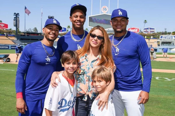 Shakira y sus hijos Milan y Sasha con los Dodgers.