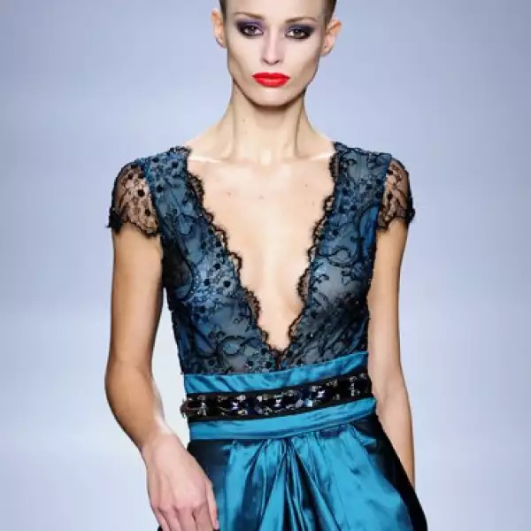 Se vale jugar con el color, este modelo es de la colección de Javier Larrainzar.