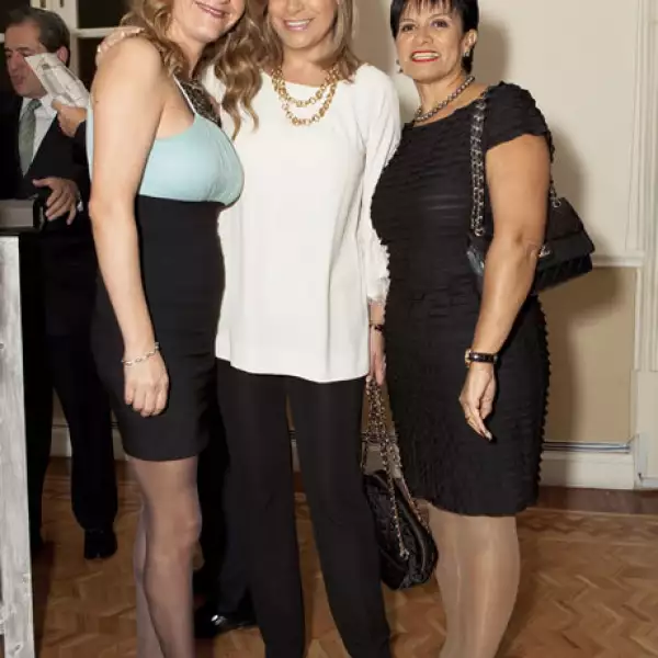 María Luz y Victoria Ezquerra con Guadalupe Lara