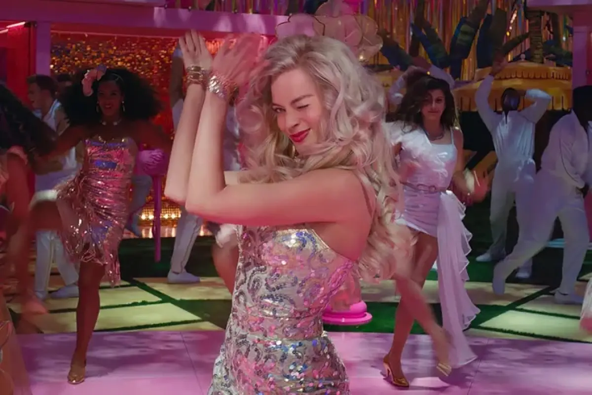 Las manos de Margot Robbie en el nuevo póster de Barbie obsesionan al internet.
