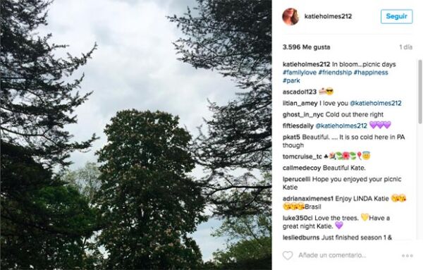 Katie presumió su día en familia, y aunque no aparece Suri, en sus hashtags evidencia que estuvo acompañada por ella.