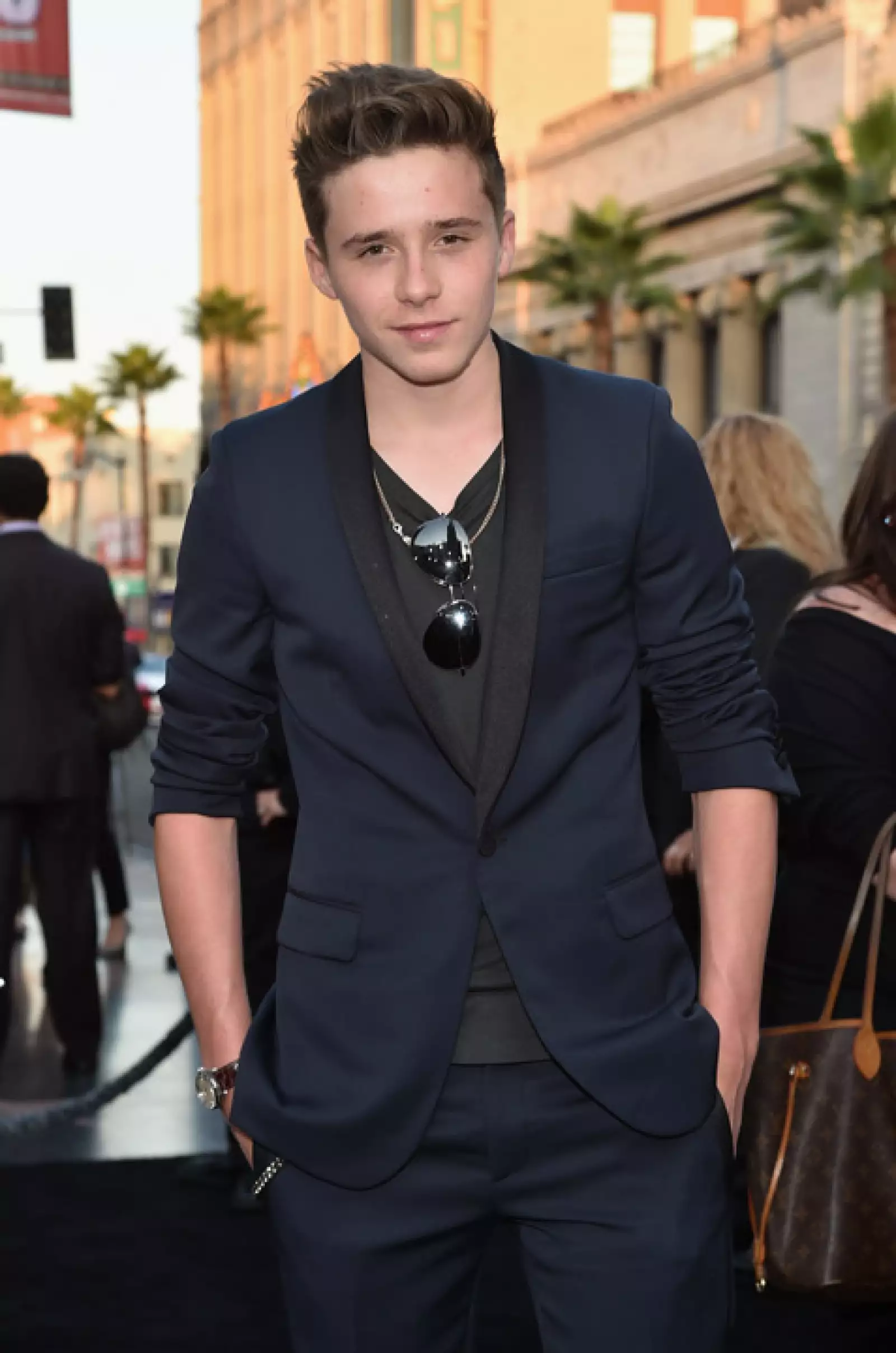 Brooklyn Beckham además de su gusto por la moda, también heredó la belleza y sensualida de sus padres.