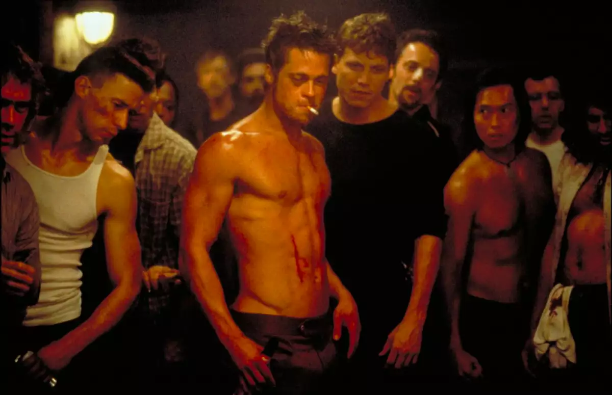 Foto de Brad Pitt sin playera y con un cigarrillo en la boca en una escena de la película El Club de la Pelea.