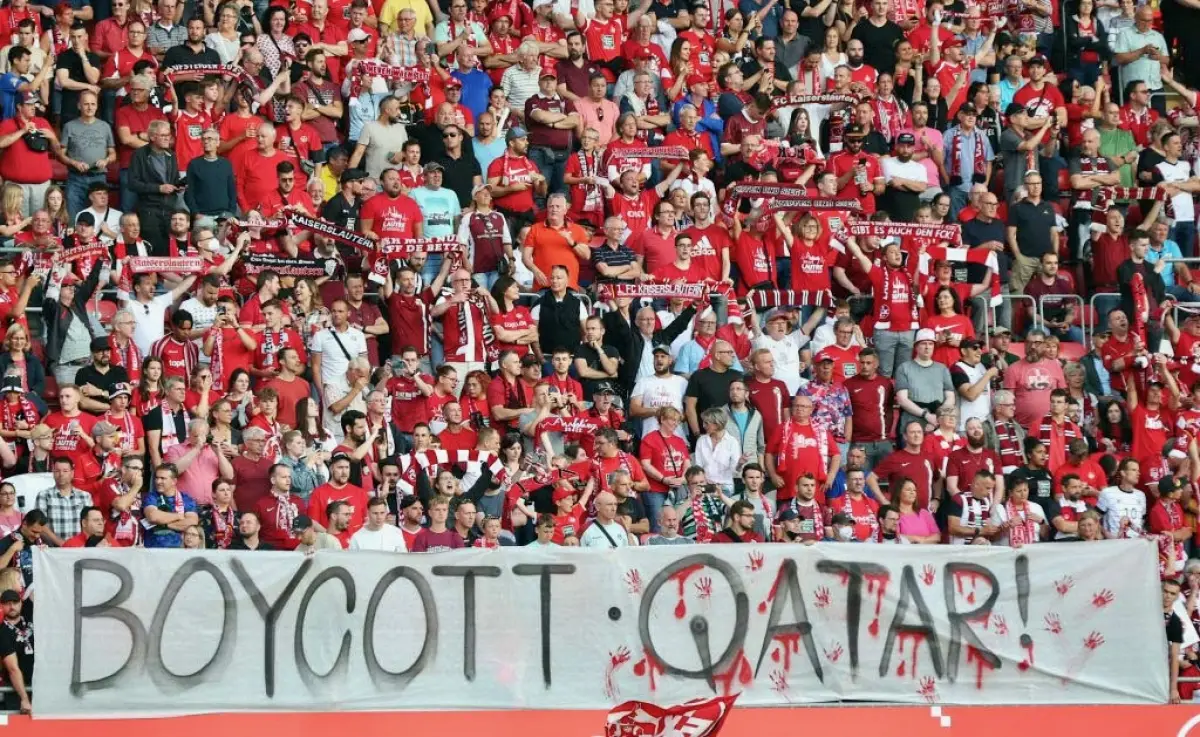 Los aficionados sostienen una pancarta que dice "Boicotear a Qatar" durante el segundo partido de la Bundesliga entre 1. FC Kaiserslautern y Hannover 96 en el Fritz-Walter-Stadion el 15 de julio de 2022 en Kaiserslautern, Alemania.