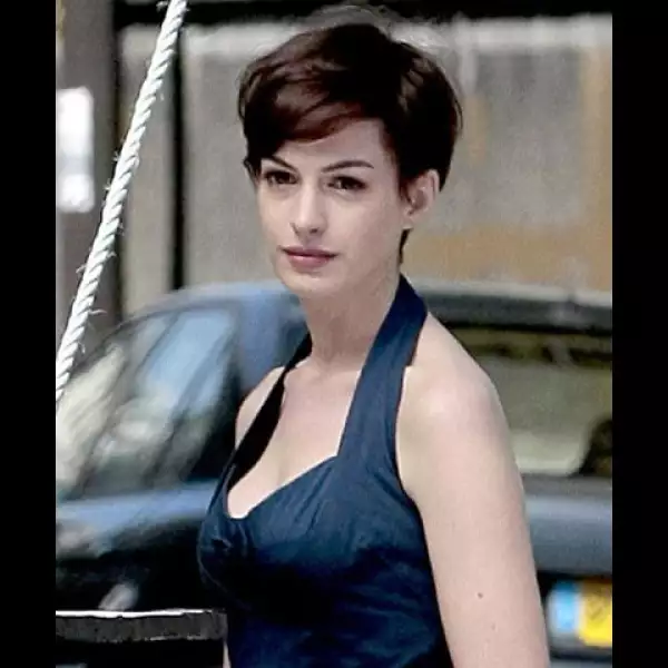 La que nos tiene confundidos es Anne Hathaway que fue captada en el set de ´One Day´ al estilo Mia Farrow, pero se rumora que es peluca.