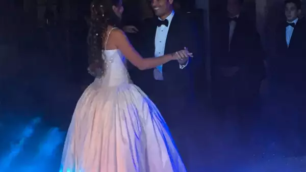 El cantante y su hija disfrutaron de una divertida tarde en la pista de baile, donde demostraron que el ritmo lo traen en la sangre.