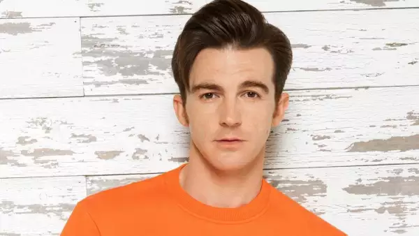 Drake Bell con una sudadera naranja