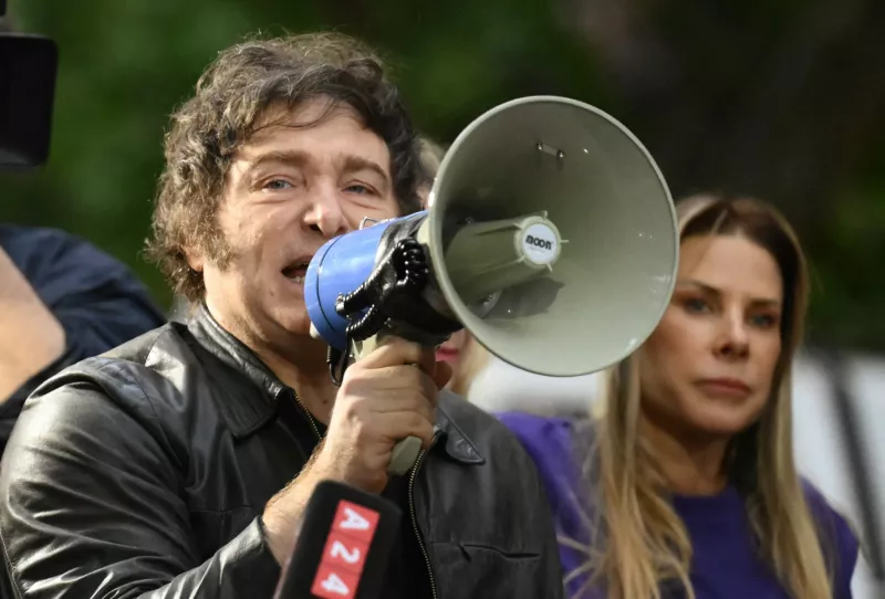 El presidente de Argentina, Javier Milei, habla con los partidarios durante un mitin de campaña previo a las próximas elecciones legislativas en Tres de Febrero, provincia de Buenos Aires, el 17 de octubre de 2025.