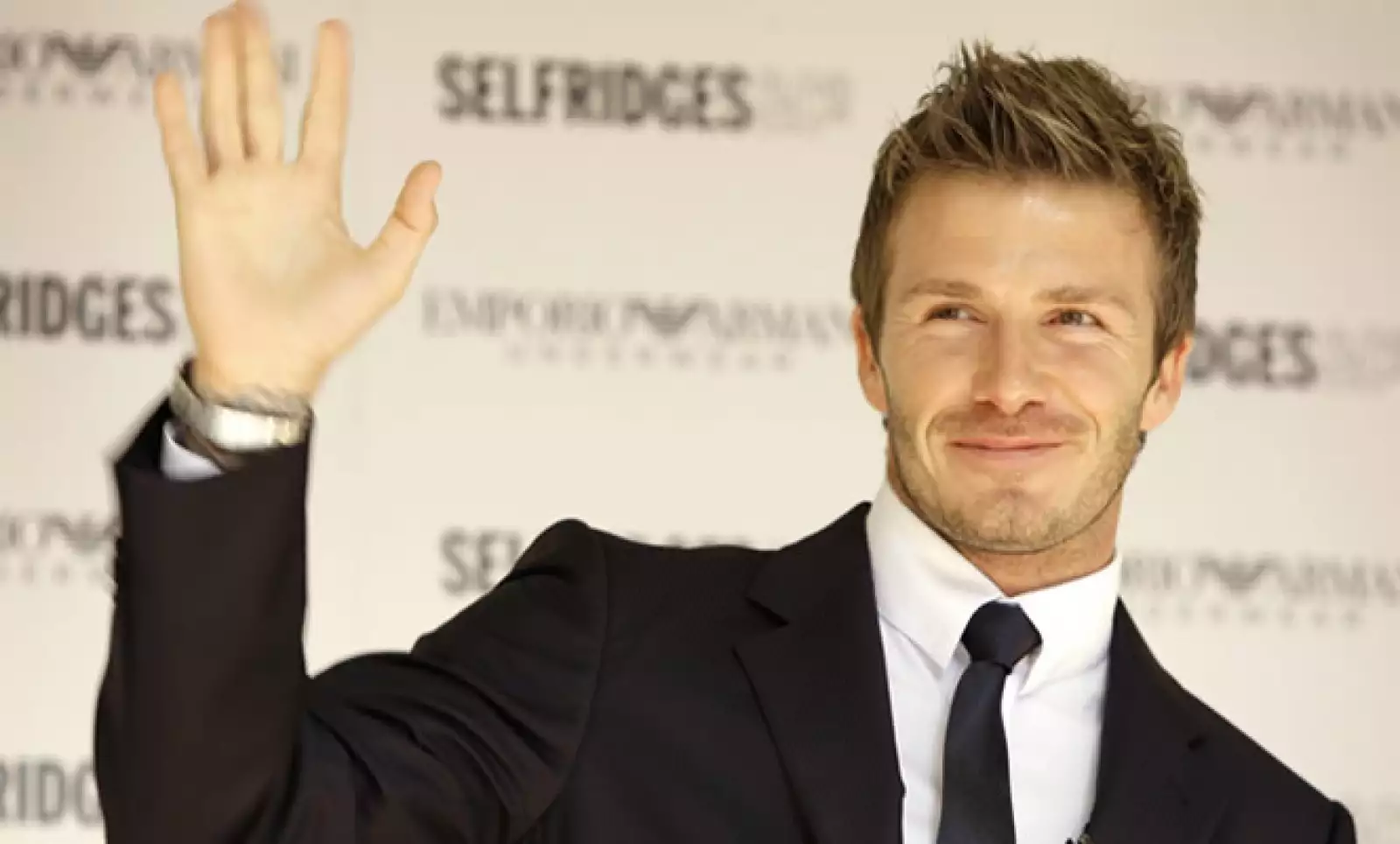 El futbolista que recién anunció su retiro, ha sido la imagen de varias marcas. En 2012 ganó 20 millones de libras por actividades comerciales.