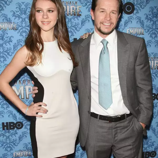 Actuará a lado de Mark Wahlberg, quien interpretará a su padre en la película.