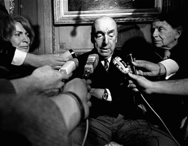 El destacado escritor chileno recibió el Premio Nobel de Literatura, dos años antes de morir.
