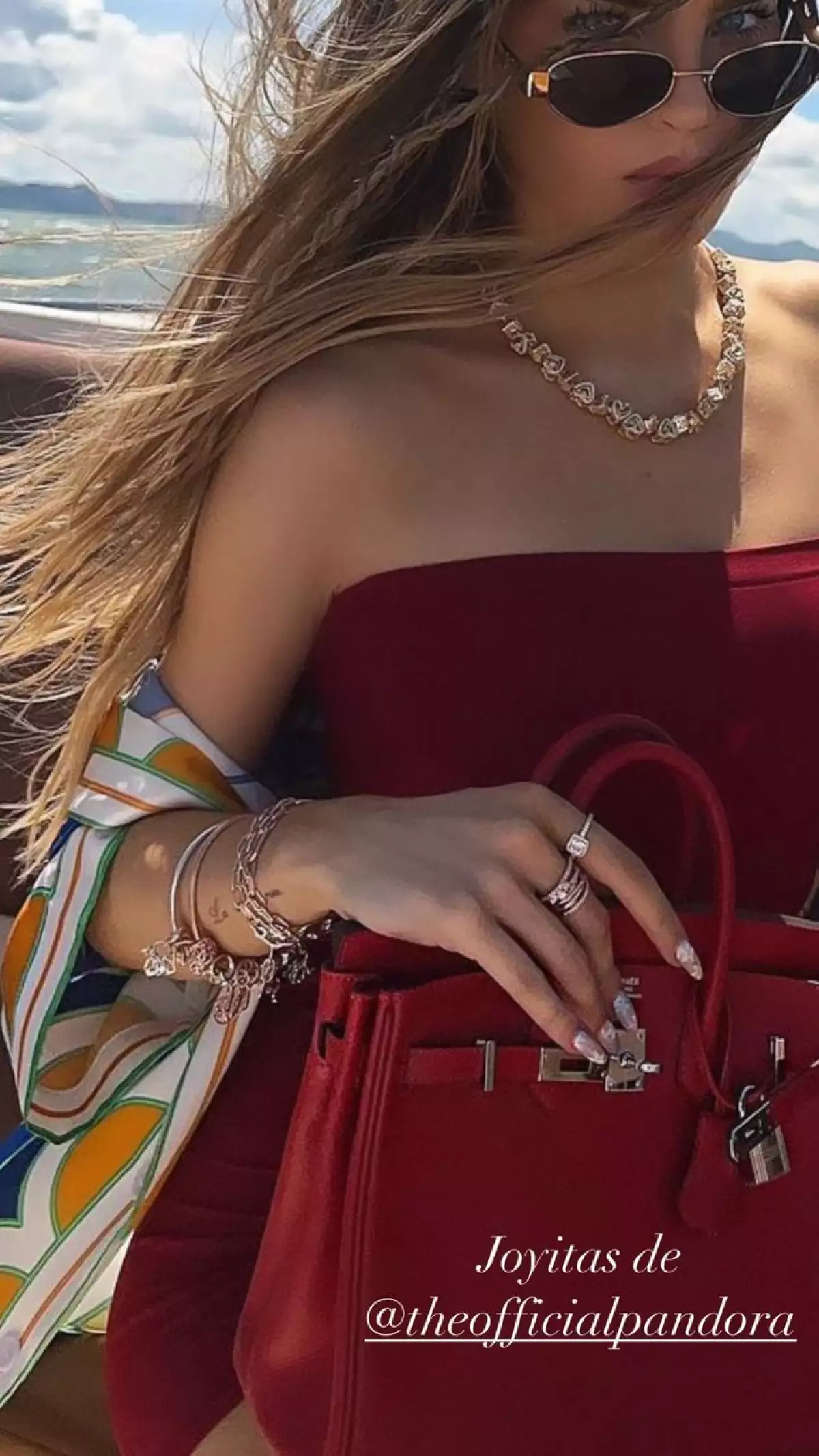 Belinda no escatimó con la cantidad de charms que usó. 