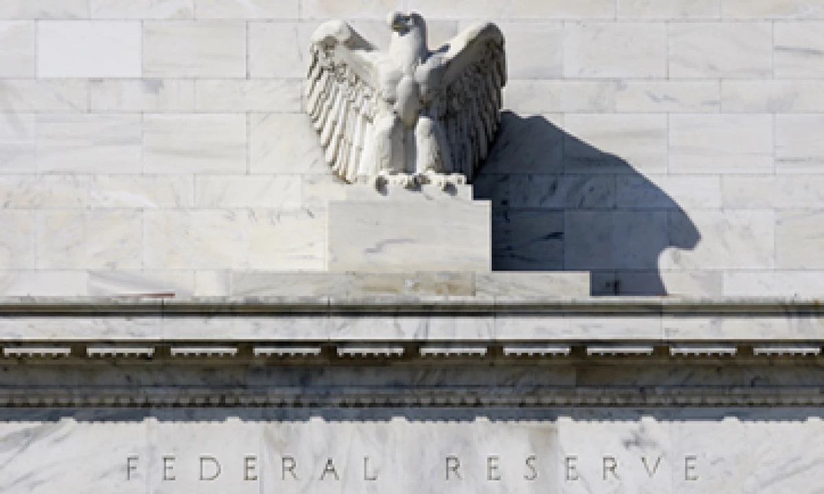 Las minutas revelaron que algunos miembros dijeron que la Fed podría tener que reducir o detener la compra de bonos antes de un repunte del mercado laboral. (Foto: AP)