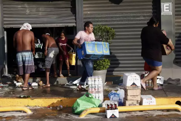 MEXICO-WEATHER-HURRICANE-OTIS-LOOTING