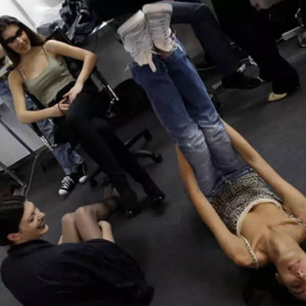 Las modelos se preparan para hacer su presentación ante los medios.