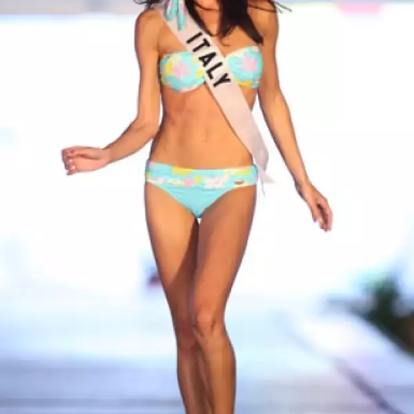 Laura Valenti, de Italia, dio pasos coquetos.