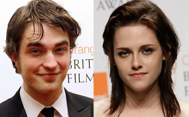 El actor dijo que él y su coprotagonista en `Crepúsculo´ tienen una relación que se dificulta por los fans de la saga y que su primera aparición en público como pareja habría sido en los BAFTA.