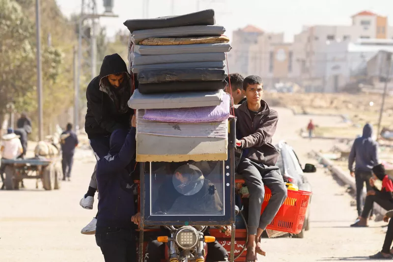 Palestinos que huyen de Khan Younis hacia Rafah, transportan colchones y otras pertenencias, durante la operación terrestre israelí contra el grupo islamista palestino Hamas, en el sur de la Franja de Gaza, el 30 de enero de 2024.