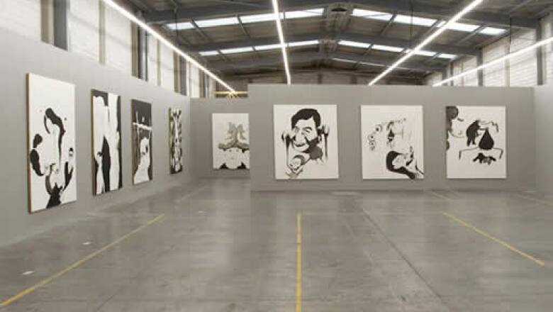 “La búsqueda del ombligo” fue una serie de 28 dípticos de gran formato realizados entre 2005 y 2007 por el capitalino Daniel Guzmán en torno a la serie “La Verdad” de José Clemente Orozco. También la montó Kurimanzutto.