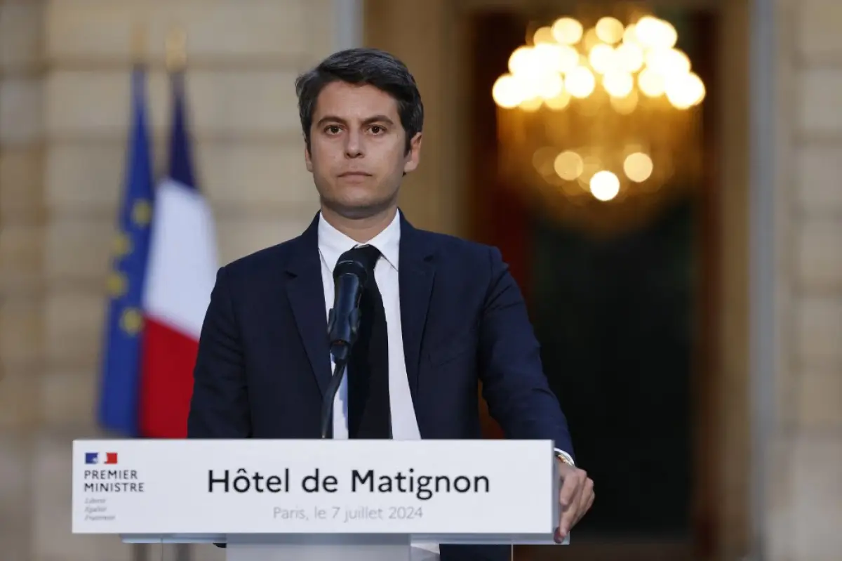 El primer ministro de Francia, Gabriel Attal, pronuncia un discurso tras los primeros resultados de la segunda vuelta de las elecciones legislativas de Francia en Matignon, en París, el 7 de julio de 2024.