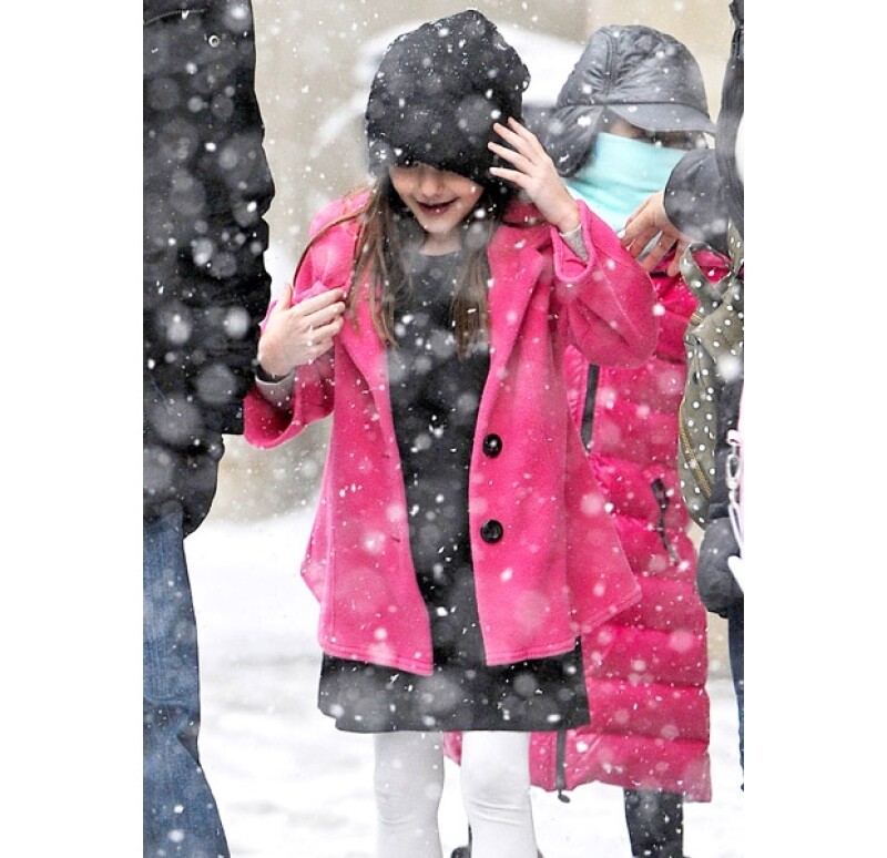 Con un look súper invernal, Suri estaba preparada para jugar con bajo la nieve.