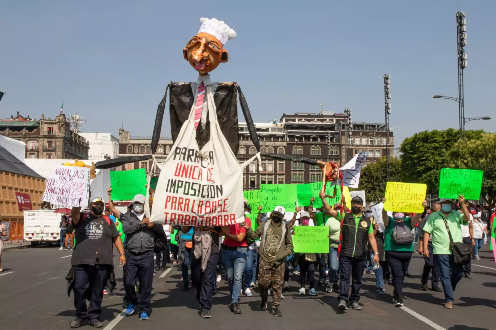 Miles de trabajadores se congregaron en el Zócalo para conmemorar el Día del Trabajo.